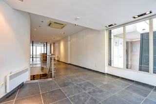 Goed gelegen winkelruimte / kantoorruimte in het centrum van Koksijde-Bad. Commerciële ligging te Koksijde-Bad. Het handelsgelijkvloers bestaat...