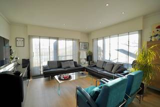 Op een goede en vlot bereikbare locatie tussen Assenede en Zelzate vinden we deze verzorgde open bebouwing op een perceel van 455 m². De woning...