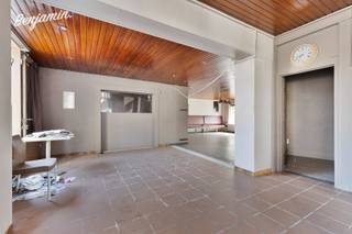 - Ideale ligging in Roeselare: Meensesteenweg 93<br />- Handelszaak/hoekwoonst, gelegen vlak vóór een volledig nieuwe projectontwikkeling<br />- Ingerichte bar met grote ontvangstruimte<br />- Extra ruimte + keuken + berging op het gelijkvloers<br />- Binnenkoer (ongeveer 27 m²)<br />- 3 kamers op de eerste verdieping<br />- Badkamer met douchebad, wastafel en toilet<br />- Grote zolder<br />- Bruikbare vloeroppervlakte: 260 m²<br />- EPC: 722 kWh/m/jaar, UC: 2984656<br />- Richtprijs: € 299.000