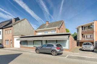 This spacious commercial property with residential space enjoys a prime location in the heart of Denderleeuw, in a busy and easily accessible...