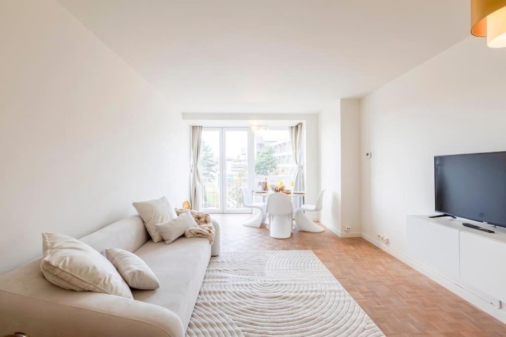 Stylish renovated 1-bedroom apartment by the water in the heart of Ghent. - photo 2