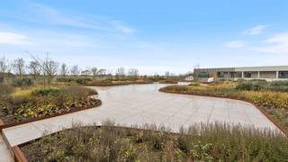 Op een prachtige zichtlocatie bij het binnenrijden van Veurne straalt Residentie OTAX, een moderne nieuwbouwresidentie met ruime terrassen en groene zichten. Geniet als bewoner ook van het gemeenschappelijk dakterras met intensieve daktuin. <br /><br />Dit appartement bevindt zich op de eerste verdieping en werd op plan ingedeeld als volgt:<br />Inkomhal met apart toilet, bergruimte, leefruimte met open keuken, 3 slaapkamers, badkamer en ruim zuidgericht terras.<br /><br />Mogelijkheid tot aankopen van een carport (elektrisch laadpunt optioneel). <br /><br />Oppervlakte appartement: 114,27 m²<br />Oppervlakte terras: 28,65 m²<br /><br />Wenst u meer informatie of een afspraak aan het ingericht modelappartement? Contacteer ons vrijblijvend via 058 62 27 50 of thijs@vlaemynck.be