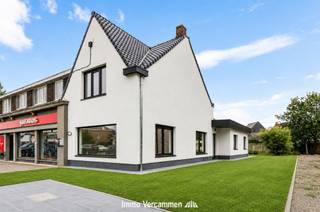 <p><span>Instapklare woning met 2 slaapkamers, gunstig gelegen te Putte - nabij het landelijke dorpscentrum van Peulis.</span></p><p><span> </span></p><p><span>Deze mooie woning werd volledig gemoderniseerd en geoptimaliseerd in 2025-2026 en is voorzien van alle moderne comfort, met als gevolg een gunstig EPC. Op het gelijkvloers is er een gezellige en lichtrijke woonkamer met aansluitend halfopen leefkeuken, een ideale thuis om mensen te ontvangen. Op de eerste verdieping zijn er in totaal 2 slaapkamers en een apart toilet. Een knappe badkamer met inloopdouche, gelegen op het gelijkvloers, maakt het geheel compleet. Een praktische berging en bergzolder bieden voldoende stockageruimte. En indien u niet binnen wenst te vertoeven, kan u heerlijk tot rust komen in de aangename, perfect zuid gerichte tuin.</span></p><p><span> </span></p><p><span>Een unieke kans voor wie een woning zoekt gelegen nabij het landelijke dorpscentrum van Peulis, nabij scholen en winkels.</span></p><p><span>Vlotte bereikbaarheid is tevens een troef, een centrale ligging tussen Brussel en Antwerpen - Mechelen - Leuven.</span></p><p><span> </span></p><p><span>Bezoek enkel na afspraak, vrijblijvende info op kantoor: 015/755 444 of <span>info@immovercammen.be</span></span></p><p><span> </span></p>