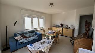 Dit comfortabel 2-slaapkamerappartement heeft een uitstekende ligging in Zeebrugge, vlakbij het strand. Een comfortabele, lichtrijke, energiezuinige en eigentijdse woongelegenheid !    **  + Energielabel B!  **  + Goede mobiscore 7,8 op 10!  **    **  Omvat een inkom, lichtrijke leefruimte, ingerichte keuken, 2 slaapkamers, badkamer met douche.   **  Kosten : + 35 euro / maand forfait minuterie  **  #leukwonen #zeebrugge #brugge  **    **  Beschikbaar  1 juli 2026