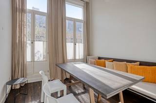 <p>Dit <strong>karaktervolle huis</strong> is een hoogwaardig gerenoveerde woning op een <strong>gegeerde toplocatie</strong> in het centrum van Antwerpen. De woning van ca. 105 m² is ingericht door een <strong>interieurarchitect</strong>, wordt <strong>semi-gemeubileerd</strong> verhuurd en combineert klassieke elementen met modern comfort.<br /><br /><strong>Indeling:</strong><br />De woning is verdeeld over vier verdiepingen, met behoud van authentieke elementen:</p>
<p><span>Gelijkvloers:</span> Inkomhal met ingemaakte vestiaire, gastentoilet en ruime wasplaats met Miele wasmachine en droogkast.<br /><span>Eerste verdieping:</span> Volledig uitgeruste keuken en aan de voorzijde een eetkamer.<br /><span>Tweede verdieping:</span> Polyvalente ruimte te gebruiken als bureau of slaapkamer en een aparte ingerichte zitkamer.<br /><span>Derde verdieping:</span> Master-bedroom met luxueuze badkamer met inloopdouche.</p>
<p>De woning wordt gekenmerkt door een verfijnde touch met de juiste <strong>look and feel</strong>.</p>
<p><strong>Bijzonderheden:</strong><br />Authentieke elementen waaronder de houten plankenvloer en de klassieke trap;<br />Verhuur aan vennootschappen mogelijk;<br />Geen vaste kosten;<br />Kelder aanwezig.</p>
<p><strong>Ligging:</strong><br />Gelegen dichtbij het bekende Sint-Andriesplein met het cultureel centrum, de Kloosterstraat met zijn vele antiek- en designwinkeltjes, de Nationalestraat, met de ModeNatie en het Modemuseum alsook het Mechelseplein met haar gezellige cafés en restaurants.</p>