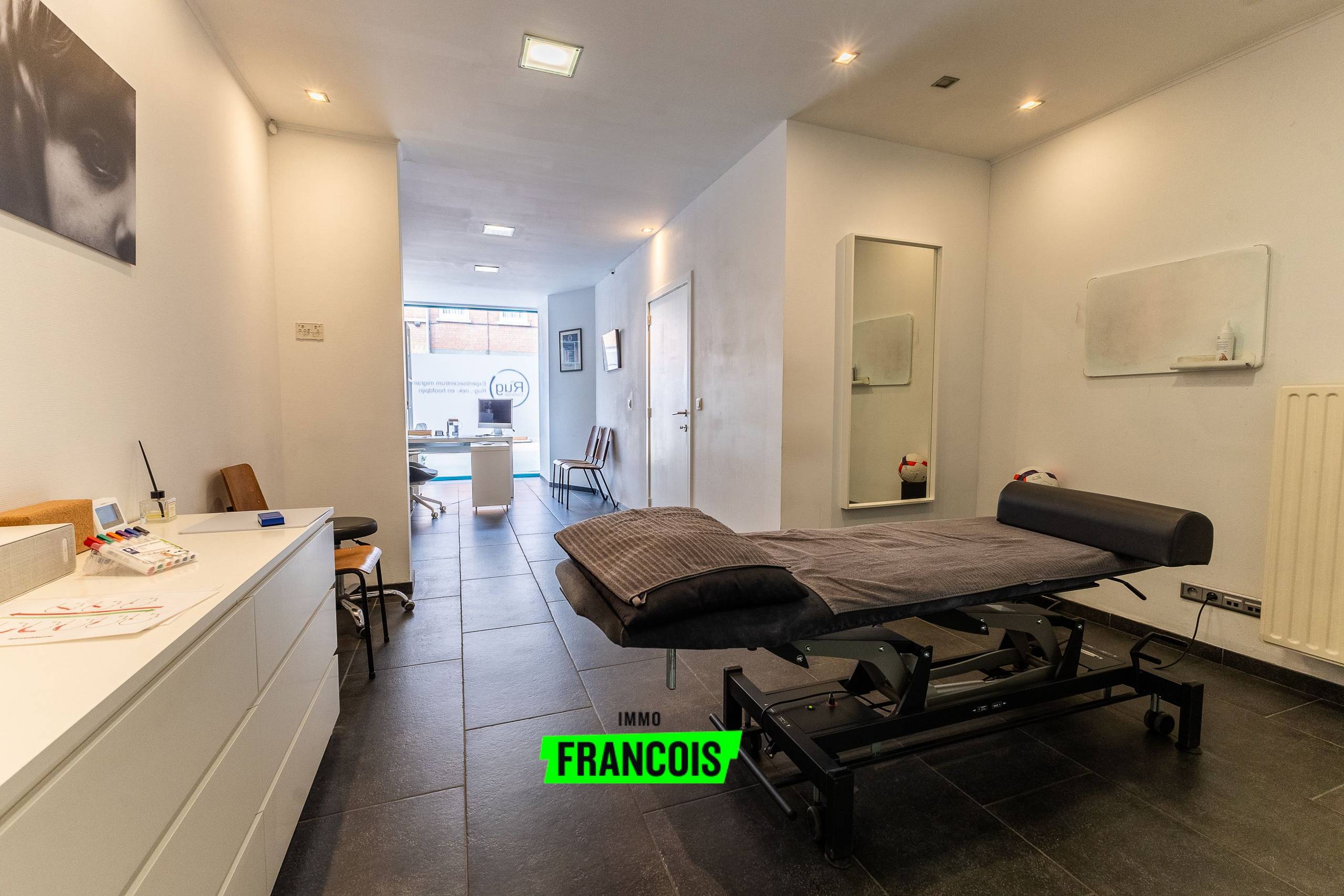 Goed gelegen handelshuis met verhuurd duplex appartement te koop nabij centrum Oudenaarde! - foto 3