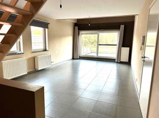 <p><strong><span><span><span><span>Vraag uw bezoek aan via info@optimusvastgoed.be</span></span></span><span><span> </span></span><br /><span><span><span>TE HUUR: appartement met 1 slaapkamer en terras in Diepenbeek!</span></span></span></span></strong><br /><span><span><span><span>Dit appartement is gelegen vlakbij het centrum van Diepenbeek op de verbindingsweg tussen Diepenbeek en Genk. Het bevindt zich op de eerste en tweede verdieping en beschikt over een ruime woonkamer met open ingerichte keuken, terras, badkamer met douche en 1 slaapkamer met bureelruimte. Ondergronds is er tevens een autostaanplaats en privatieve berging inbegrepen in de huurprijs.<br /><b>Ligging: </b><br />Vlakbij het centrum van Diepenbeek waar u tal van faciliteiten, eet- en drinkgelegenheden terugvindt. De universiteit van Diepenbeek is gelegen op 10min. rijden. <br /><strong>Indeling</strong>:<br />- Eerste verdieping: inkomhal, toilet, woonkamer met open keuken, berging, badkamer met inloopdouche en terras.<br />- Tweede verdieping: mezzanine als slaapkamer met eventueel bureelruimte<br />- Ondergronds: autostaanplaats en privatieve berging<br /><strong>Troeven:</strong><br />- Gunstige ligging!<br />- Vlotte bereikbaarheid!<br />- Terras (16m²)<br />- Ondergrondse autostaanplaats en privatieve berging!<br /><br /><strong>EPC B met certificaatnummer 20200924-0002319667-RES-1<br />Gemeenschappelijke kosten: €65 per maand zonder jaarlijkse afrekening.<br />Onmiddellijk beschikbaar.</strong></span></span></span></span><br /> </p>