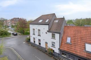 HEEL RUIME EN LICHTRIJKE BURGERWONING AAN  STATION VAN LINKEBEEK.Totaal gerenoveerd pand  : ideaal als familiewoning en/of als praktijk,...