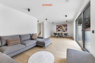 **verkoop onder registratierechten** We bevinden ons in een residentiële straat in hartje Wijgmaal. Dankzij de ligging op slechts enkele minuten wandelen van het station is dit dé plek voor wie een vlotte verbinding met de stad en wonen in een rustige omgeving wil combineren. Bij het betreden van de woning wordt u verwelkomd in de inkomhal met plaats voor een vestiaire. Op dit niveau bevinden zich drie verrassend ruime slaapkamers, waarvan twee met zicht op de buitenruimte. De badkamer met inloopdouche en een apart gastentoilet vervolledigen deze verdieping. Op de eerste verdieping vormt de leefruimte het kloppend hart van de woning. Grote raampartijen zorgen voor veel lichtinval en een open ruimtegevoel. De zithoek, eetplaats en moderne keuken vloeien mooi in elkaar over. Aansluitend aan de keuken is er een handige berging/wasplaats. De bovenste verdieping biedt een multifunctionele ruimte dat kan worden ingericht als extra slaapkamer, bureau of hobbykamer. Vanuit deze ruimte geniet u toegang tot een zonnig terras van maar liefst 29 m². Vooraan de woning is er tevens plaats voorzien om meerdere fietsen te stallen. De woning is uitgerust met vloerverwarming, een warmtepomp, ventilatiesysteem D en is voorbereid op de installatie van zonnepanelen. Het EPB-attest is in opmaak, met een verwacht E-peil 30. Kortom: Een instapklare nieuwbouwwoning met een moderne afwerking en een doordachte indeling op een bijzonder aangename locatie. 016 22 82 22 of info@homies.be<br />