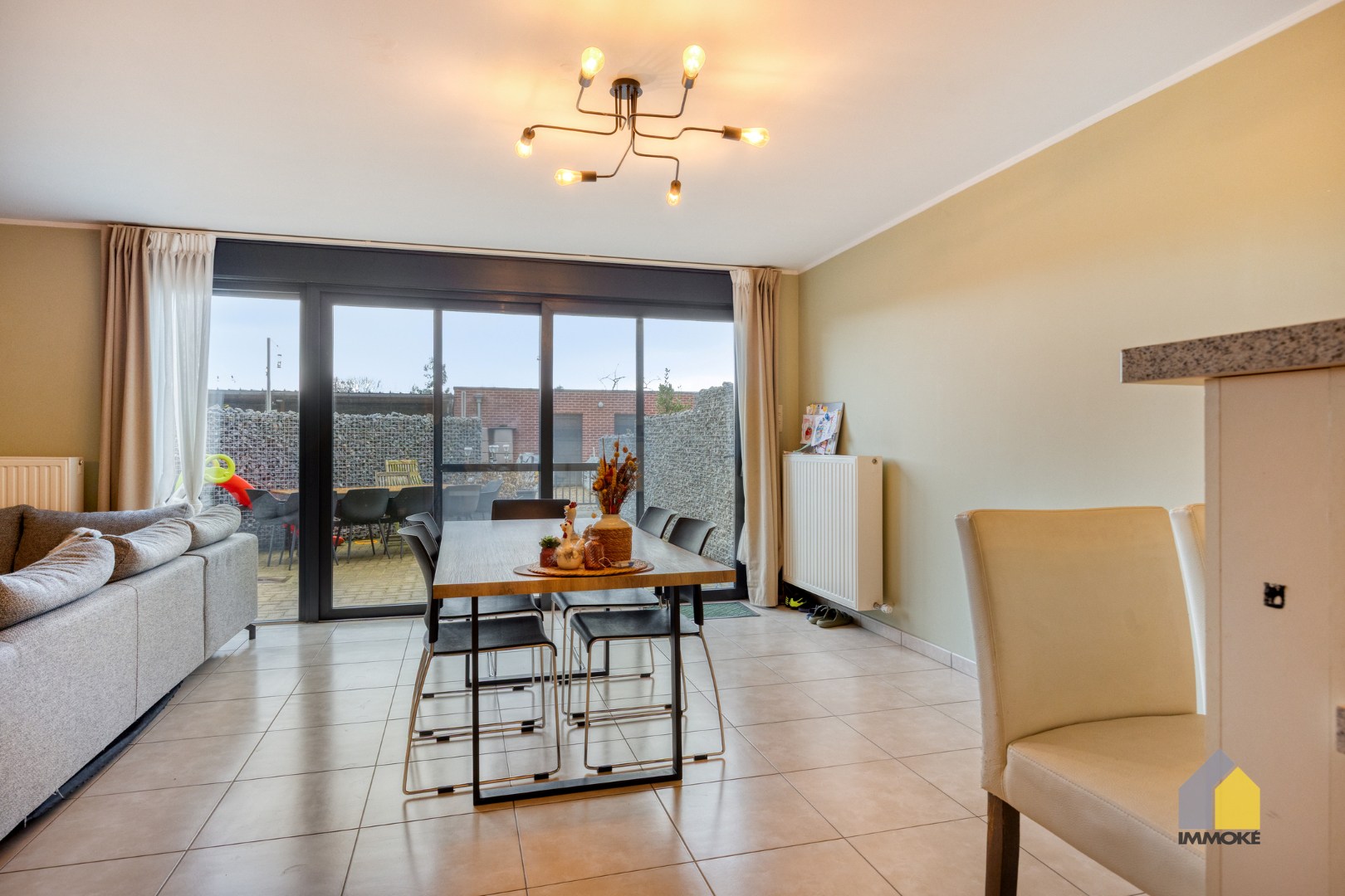 Gelijkvloers appartement (120 m²) met ruime woonkamer, 2 slpks. en terras. - foto 3