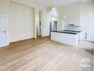 <div>
<p>BRUSSEL, (2.1) prachtig appartement, ideaal gelegen in het centrum van Brussel, dicht bij alle voorzieningen, met een bewoonbare oppervlakte van ±89 m² op de 2e verdieping, bestaande uit: ruime, zeer lichte woonkamer van ±40 m² met volledig uitgeruste open keuken, twee slaapkamers, badkamer, kelder. Eigen gasverwarmingsketel. Raming van de gemeenschappelijke kosten: 165 €/maand. Mogelijkheid om een inpandige parkeerplaats te huren, afhankelijk van beschikbaarheid. HUURCONTRACT MET EEN BEDRIJF MOGELIJK. EPC: C; 26 kg CO₂/(m²/jaar). Onmiddellijk beschikbaar.</p>
<p>Op de 2e verdieping - appartement 2.1</p>
<ul>
<li>Entree</li>
<li>Ruime, zeer lichte woonkamer van ±40 m² met volledig uitgeruste open keuken (oven, kookplaten, afzuigkap, koelkast/vriezer, vaatwasser) + aansluiting wasruimte</li>
<li>Slaapgedeelte</li>
<li>Toilet met wastafel</li>
<li>1 slaapkamer van ±10 m²</li>
<li>1 slaapkamer van ±15 m²</li>
<li>Badkamer (bad/douche, dubbele wastafel)</li>
<li>Kelder nr. 4</li>
</ul>
<p>Eigen gasgestookte verwarmingsketel</p>
</div>