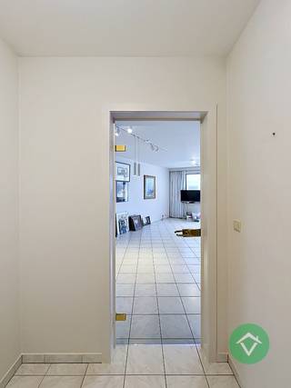 Ontdek dit aangename gelijkvloers appartement in het centrum van Koekelare, op wandelafstand van winkels, scholen en openbaar vervoer.<br /><br />Het appartement bestaat uit een lichtrijke living met aansluitende praktische keuken, een inkomhal met afzonderlijk toilet, berging, badkamer en twee comfortabele slaapkamers. Bovendien beschikt het pand over een extra ondergrondse berging, ideaal voor extra opslagruimte.<br /><br /><br />Direct vrij. Huurprijs 675 €/mnd (exclusief 50 €/mnd syndickosten).