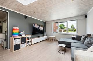 <p>Te koop: Gerenoveerde woning in Beveren, gelegen in een rustige woonkern nabij openbaar vervoer en het centrum van Beveren.</p>
<p>Deze woning combineert authentieke charme met praktische leefruimte. Met een ruime een garage met automatische poort en een royale woonkamer is dit een ideale gezinswoning. De ligging in een residentiële buurt zorgt voor een aangename woonomgeving, terwijl alle voorzieningen binnen handbereik zijn.</p>
<p>Belangrijkste ruimtes:<br />• Woonkamer (27 m²) met veel lichtinval<br />• Keuken (18 m²) volledig ingebouwd <br />• 3 slaapkamers (8 m², 11 m² en 20 m²) waarvan de laatste op de zolder verdieping<br />• Badkamer beneden (7 m²) met inloopdouche en enkele wastafel in meubel<br />• Garage (22 m²) met automatische poort en laadmogelijkheden <br />• Wasplaats met aansluitingen voor wasmachine en droogkast<br />• Berging <br />• Gezellig ingerichte tuin </p>
<p>Troeven:<br />• Instapklare woning met EPC C<br />• Gelegen op een toplocatie <br />• Voorzien van zonnepanelen en laadstation </p>
<p>Neem vandaag nog contact op met je ERA-makelaar voor een bezoek. JOUW DROOMHUIS. ZO GEVONDEN!</p>