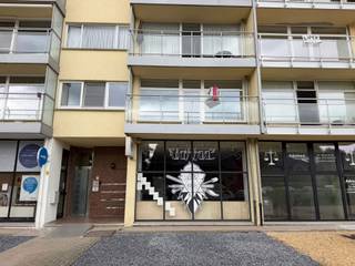 <h1>Gerenoveerd appartement met 2 slaapkamers, terras, garagebox en berging nabij het centrum van Genk</h1>
<p><strong>Reinpadstraat 13 bus 3 – Genk</strong></p>
<p>Op een centrale en gunstige locatie nabij het centrum van Genk bevindt zich dit <strong>gerenoveerde appartement van 86 m²</strong>, gelegen op de eerste verdieping van Residentie Breughel.</p>
<p>Het appartement werd grondig aangepakt en beschikt onder meer over een <strong>volledig vernieuwde keuken, nieuwe badkamer, nieuw toilet, nieuwe vloerafwerking en opnieuw afgewerkte en geschilderde muren</strong>. Hierdoor is het pand grotendeels instapklaar. Er dienen enkel nog enkele beperkte afwerkingen te gebeuren, zoals het plaatsen van verlichting en eventueel het vernieuwen van de boiler, zodat de koper het appartement naar eigen wens verder kan finaliseren.</p>
<p>Een bijkomende troef zijn de <strong>twee terrassen</strong>, waarvan één aan de zuidzijde en één aan de westzijde, evenals de <strong>ruime garagebox en aparte kelderberging</strong>.</p>
<h3>Indeling</h3>
<p>De lichtrijke leefruimte geniet dankzij de grote raampartijen van een aangename natuurlijke lichtinval en biedt rechtstreeks toegang tot de terrassen. De zuid- en westoriëntatie zorgen voor een aangename buitenruimte en veel natuurlijke lichtinval gedurende de dag.</p>
<p>Het appartement omvat:</p>
<ul>
<li>
<p>inkomhal;</p>
</li>
<li>
<p>ruime en lichtrijke leefruimte;</p>
</li>
<li>
<p><strong>nieuwe keuken</strong>;</p>
</li>
<li>
<p>2 volwaardige slaapkamers;</p>
</li>
<li>
<p><strong>nieuwe badkamer</strong>;</p>
</li>
<li>
<p>afzonderlijk toilet;</p>
</li>
<li>
<p>2 terrassen;</p>
</li>
<li>
<p>kelderberging.</p>
</li>
</ul>
<p>Daarnaast beschikt het appartement over een <strong>ruime garagebox</strong>.</p>
<h3>Technische troeven</h3>
<ul>
<li>
<p>elektrische installatie <strong>conform</strong>;</p>
</li>
<li>
<p><strong>EPC-label B</strong>;</p>
</li>
<li>
<p>lift aanwezig in de residentie.</p>
</li>
</ul>
<h3>Centrale ligging</h3>
<p>De Reinpadstraat bevindt zich aan het centrum van <strong>Genk</strong>, met winkels, horeca, scholen, diensten en openbaar vervoer in de directe omgeving. Ook de belangrijkste verbindingswegen zijn vlot bereikbaar.</p>
<h3>Interessante opportuniteit</h3>
<p>Dankzij de recente renovatie, het gunstige EPC-label, de twee terrassen en de combinatie van een <strong>garagebox en kelderberging</strong> is dit appartement een interessante opportuniteit voor zowel <strong>eigen bewoning als investering</strong>.</p>
<p><strong>Voor meer info en/of een bezichtiging: info@jansenrealestate.be of 011/39 90 50.</strong></p>