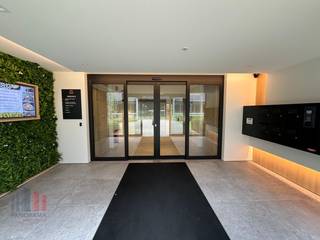 Exceptionally easily accessible, ready-to-use offices of 384 m² for rent, ideally located thanks to the direct connection with the R4 motorway just...