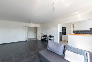 Dit vernieuwde appartement is rustig en centraal gelegen, in de nabijheid van openbaar vervoer, winkels en andere dagelijkse voorzieningen. Het bevindt zich op de eerste verdieping van een kleinschalig gebouw.<br /><br />Via de inkomhal bereikt u de lichtrijke leefruimte op tegelvloer en de moderne keuken, die is afgewerkt met kwalitatieve materialen en uitgerust met onder andere een oven, microgolfoven, vaatwasser en spoelbak. De vernieuwde badkamer is voorzien van douche, lavabomeubel en toilet. Verder beschikt het appartement over twee ruime slaapkamers op parketvloer, beide voorzien van rolluiken. Eén van de slaapkamers geeft toegang tot een aangenaam terras. Tot slot is er nog een praktische berging/wasruimte aanwezig.<br />Er dient een garage te worden bij gehuurd aan €25 per maand.<br /><br />Gemeenschappelijke kosten bedragen €55/maand (INCL: water)<br />Gas en elektriciteit zijn individueel te voorzien via eigen meters. Het appartement heeft een EPC-score van 199 kWh/m² en is beschikbaar vanaf 01/09/2026.