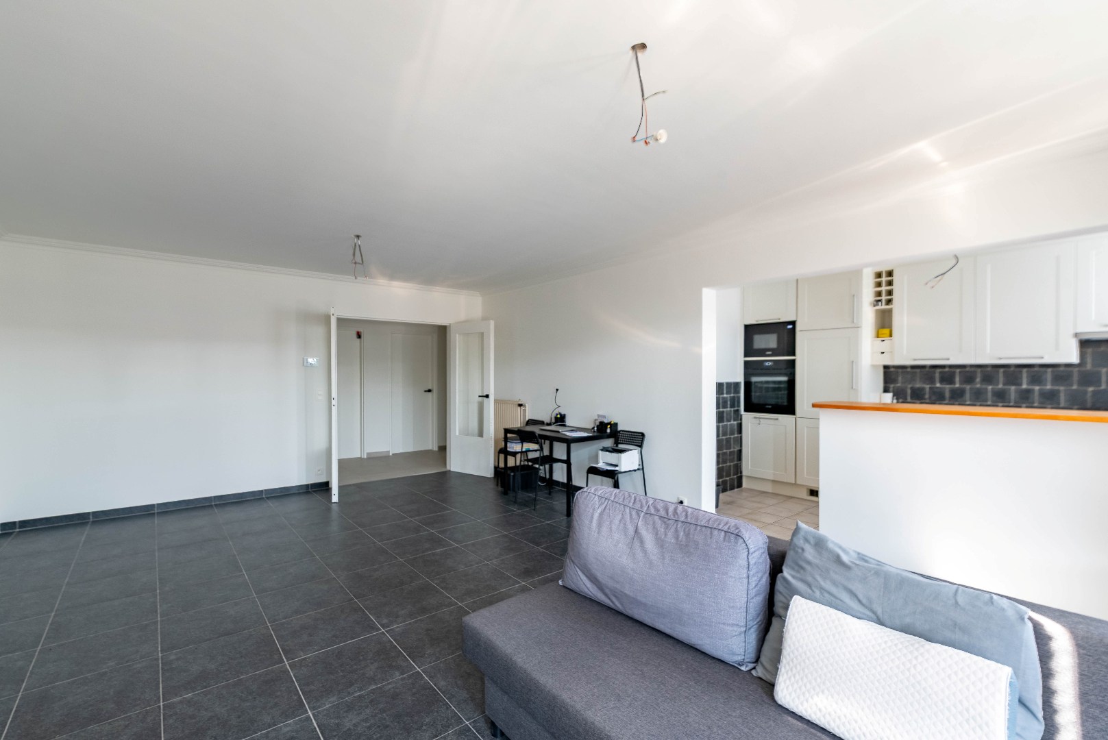 Vernieuwd appartement met 2 slaapkamers - foto 2