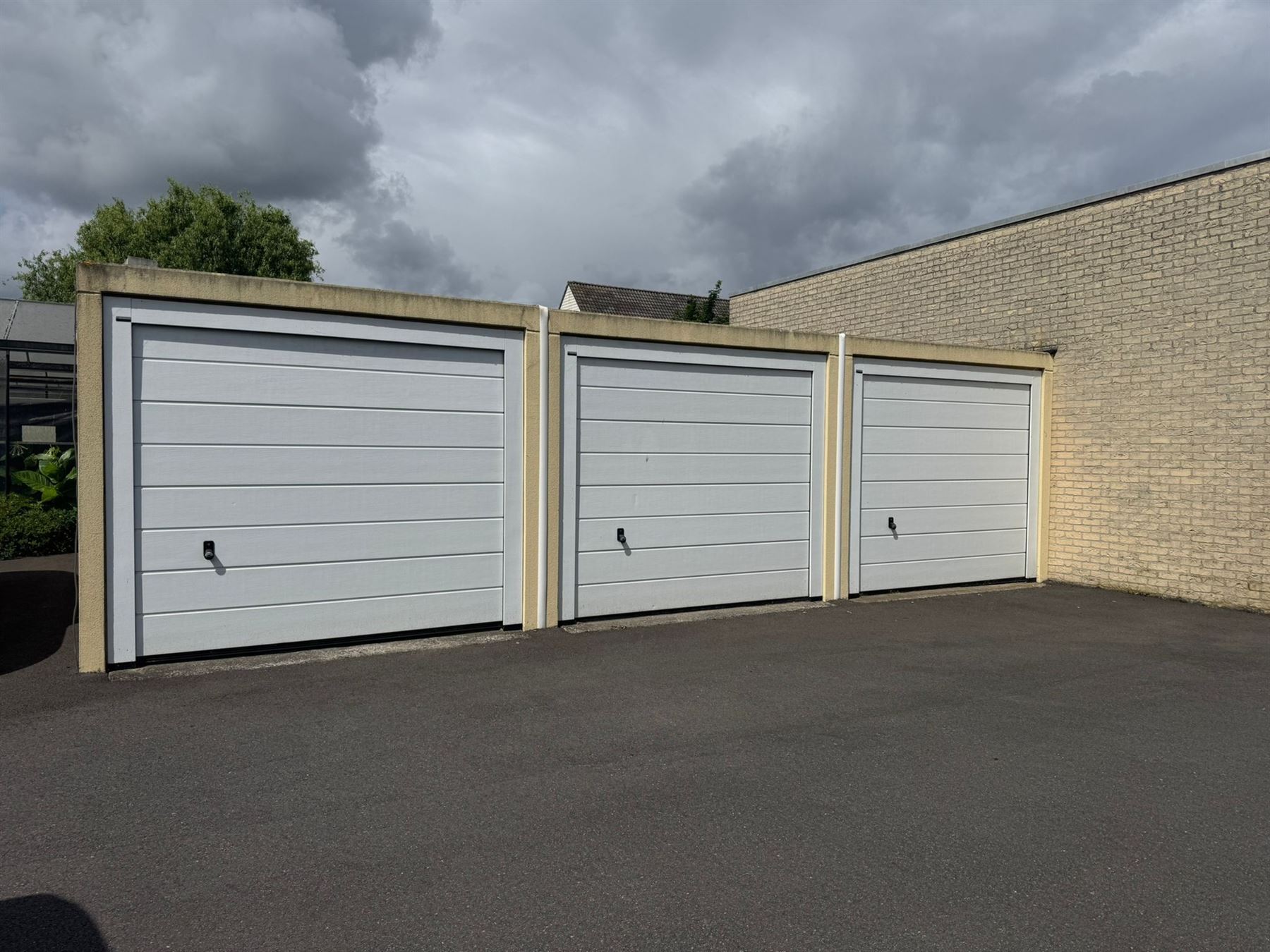 Garage with a width of 2.85 meters and a depth of 6 meters Available immediately annual lease