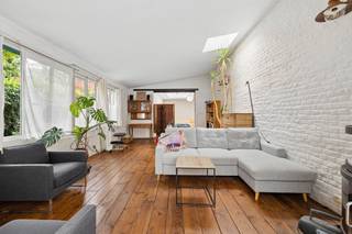 LAEKEN, aan de Bockstaelboulevard: ontdek dit prachtige appartement met twee slaapkamers van ±136 m², gelegen op de begane grond van een karakteristiek gebouw uit 1914.
De woning valt vooral op door de royale afmetingen en de charme van de originele elementen. De ruime woonkamer van ±34 m², voorzien van een open haard en een mooie parketvloer, straalt een gezellige sfeer uit, terwijl de eetkamer van ±21 m² een bijzonder comfortabele ontvangstruimte biedt.
Het appartement beschikt over twee grote slaapkamers van ±18 m² en ±17 m², beide met parketvloer. Een aparte inloopkast van ±12 m² zorgt voor extra comfort. De gedeeltelijk ingerichte keuken, de badkamer, de wasruimte en het aparte toilet maken de indeling compleet.
Een terras en drie kleine kelders maken dit object met zeldzame afmetingen compleet.
Een karaktervol appartement met ruime volumes en talrijke inrichtingsmogelijkheden.
EPB: G, 653 kWh/(m²/jaar)
