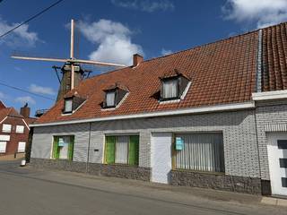 Deze heel rustig gelegen ruime woonst - naast de muizelmolen - (243 m² bruikbare oppervlakte, volgens EPC) zal na een kleine upgrade U verrassen met zijn troeven.<br />Alhoewel de energetische score niet zo goed is, kan door 4 ingrepen deze woning een gezellige en ruime thuis worden voor de nieuwe eigenaars.<br />- De zoldervloer kan geïsoleerd worden op een eenvoudige manier.<br />- Nieuwe ramen zijn een must.<br />- De elektriciteit wordt best ook op punt gezet.<br />- CV wijzigen op aardgas of warmtepomp.<br />Deze zouden niet meer dan 40.000 euro mogen kosten ... en dan hebt U terug een mooie thuis voor uw familie ne Uzelf.<br />U kan deze woning aanzien als een bungalow met een dak op ... alle woonfuncties zijn aanwezig op het gelijkvloers.<br />Badkamer, ruime keuken, 3 slaapkamers, kleine winkelruimte, grote leefruimte met haardcassette, overal radiatoren, en een ruime berging aan de keuken.<br />Centrale verwarming op mazout (tank reeds uit gebruik gesteld) maar er ligt gas in de straat.<br />Achter de bijgebouwen/garage ligt er een trage weg ... die U meeneemt naar mooie landelijk wandelingen in de regio. <br /><br />Er is tevens een weide achter de woning te koop met bijhorende koterijen ... voor uw paard, pony, geitjes of schapen ... zelfs een Kuurnse ezel kan.<br />Prijs exclusief de weide ... voor de weide vraagt men 15.000 euro.<br /><br />Voor een bezoek, meer info of een bod bel of email : <br />T : 056/705262<br />E : info@expertimmo.be<br /><br /><u>Wettelijke info : </u><br />EPC : F-label<br />Asbest : Niet-asbestveilig<br />Stedenbouw : Vergunning uitgereikt, Woon clustergebied met landelijk karakter, Geen dagvaarding uitgebracht, Geen voorkooprecht ruimtelijke ordening aanwezig, Geen verkavelingsvergunning, geen overstromingsgebied, niet gelegen in afgebakend oevergebied, geen Watergevoelig Openruimtegebied,<br />Risicozone overstroming : Neen<br />Waterinfo : 2 x A label (G- en P-score), dus droge voeten.