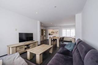 Goed gelegen woning met 3 slaapkamers ! Indeling : Inkomhal , woonkamer , keuken ,toilet , badkamer , berging , kleine kelder . Verdiep : 3...