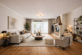 Deze gezellige stadswoning barst van het potentieel! Wie hier de handen uit de mouwen steekt ontdekt een zee aan mogelijkheden. <br />Een perceel van 315 m² en een bewoonbare oppervlakte van 206 m², 3 verdiepingen aan woonruimte met volgende indeling:<br />Op de GELIJKVLOERSE VERDIEPING bevinden zich: de inkomhal, inpandige garage, ruime wasplaats met doorgang naar het terras en de tuin, een berging, stooklokaal en een 1e apart toilet. <br />We nemen de trap of de lift naar de 1e VERDIEPING met volgende indeling: lichtrijke leefruimte, uitgeruste woonkeuken die uitgeeft op het gezellige terras (met zonneluifel), hal met apart toilet en vestiaire, we vervolgen onze weg naar de 2e VERDIEPING met de nachthal, 2 grote slaapkamers en de badkamer met lavabomeubel, ligbad en toilet. Ook deze verdieping is bereikbaar met de lift, dus alle comfort! <br />Tenslotte is er nog een zolder (met luik) en een droge kelder bereikbaar via de garage.<br />Deze woning biedt u veel woonruimte om uw woondromen te realiseren, de garage en de gezellige tuin zijn een grote troef voor deze gunstig gelegen woning vlakbij de stad, je bereikt ook vlot de uitvalswegen. <br />Verkoopprijs vanaf 215.000 euro; elk bod wordt aan de verkoper voorgelegd die al dan niet kan ingaan op het bod.