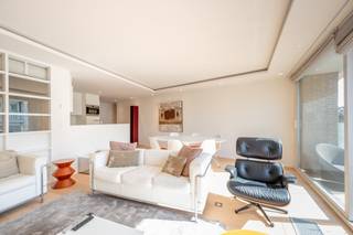 Hedendaags appartement met 3 slaapkamers en terras op het zuiden, centraal gelegen op de Kustlaan in het Zoute. Indeling van het appartement:...