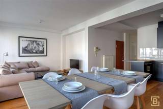 <p>Modern gerenoveerd drie slaapkamer appartement van ca. 90 m² op V5, in het centrum van Antwerpen. <br /><br />Bij het renoveren van dit appartement is er enkel gedacht aan het comfort van de toekomstige huurder. <br />De gezellige zithoek, eetkamer en moderne keuken vormen een mooi geheel, waar u geniet van een prachtige lichtinval dankzij de grote raampartij. <br />Inkomhal met gasten toilet, 2 ruime slaapkamers en een gastenkamer.<br /><br />Volledig gemeubeld én voorzien van volledige huisraad en volledige ingerichte keuken.<br />Algemene onkosten: €95.<br />Mogelijkheid tot huren van autostaanplaats. <br />Dit appartement is beschikbaar vanaf 01/11/2026.</p>