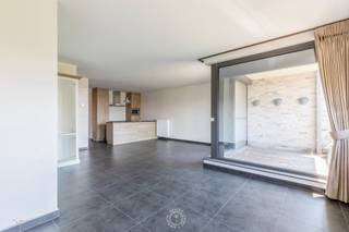 Dit <strong>kwalitatief afgewerkte appartement</strong> met een <strong>A-label </strong>is gelegen op een <strong>uitstekende locatie</strong>, vlak bij de Markt van Lokeren. Winkels, horeca, openbaar vervoer en tal van andere voorzieningen bevinden zich op wandelafstand. <br /><br />Het appartement maakt deel uit van een<strong> recent gebouw uit 2017 </strong>en werd met oog voor kwaliteit en comfort ingericht.<br />Bij het betreden van het appartement komt u terecht in de aangename leefruimte. De <strong>ruime en bijzonder lichtrijke woonkamer</strong> vormt samen met de <strong>volledig uitgeruste open keuken</strong> het hart van het appartement. Dankzij de <strong>grote raampartijen</strong> geniet u hier van veel natuurlijk licht en een aangenaam gevoel van ruimte. Vanuit de woonkamer heeft u bovendien rechtstreeks toegang tot het <strong>terras</strong>, een fijne plek om buiten te genieten.<br /><br />Verder beschikt het appartement over <strong>twee volwaardige slaapkamers</strong>, een <strong>verzorgde badkamer</strong> en een <strong>praktische berging</strong>, ideaal voor extra opslag. Een belangrijke extra troef: een <strong>autostaanplaats is inbegrepen in de verkoopprijs</strong>. Zeker op deze centrale locatie is dit een absolute meerwaarde.<br /><br />Wenst u een bezoek in te plannen voor dit prachtig appartement? Bel voor info of een vrijblijvend bezoek naar 03 502 98 74 of mail naar kristof@claves.be.