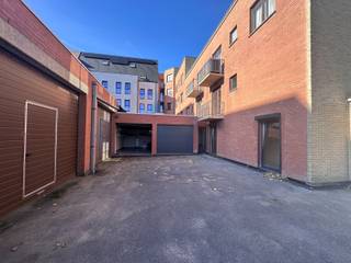 <span><span><strong>Garagebox te koop in Sint-Idesbald – vlot toegankelijk en ideaal gelegen!</strong><br /><br />Op zoek naar een eigen garage aan de kust? Deze praktische garagebox van <strong>16 m²</strong>, gelegen <strong>nabij de hoek van de Strandlaan en de Goffinlaan in Sint-Idesbald </strong>(Koksijde), biedt een uitstekende oplossing voor wie zijn wagen veilig wil <strong>parkeren of extra bergruimte</strong> wenst op een gegeerde locatie.<br /><br />De <strong>garagebox nr. 6</strong> bevindt zich achter residentie 'Strandwege' en werd gebouwd in 1994. Dankzij de <strong>gemakkelijke inrit </strong>is ze vlot toegankelijk.<br /><br /><u>De troeven op een rij:</u></span></span>
<ul>
<li><span><span>16 m² aan bruikbare oppervlakte;</span></span></li>
<li><span><span><strong>automatische sectionale poort</strong>;</span></span></li>
<li><span><span><strong>elektriciteit aanwezig, met lichtpunt en stopcontact</strong>;</span></span></li>
<li><span><span>gemakkelijke inrit;</span></span></li>
<li><span><span>interessante ligging in Sint-Idesbald, vlak bij zee.</span></span></li>
</ul>
<span><span>Of u nu op zoek bent naar een veilige parkeerplaats voor uw wagen, een plek voor uw fietsen of extra opslagruimte: deze garagebox is een <strong>interessante investering aan zee</strong>.<br /><br />Interesse? Wacht niet te lang en neem vandaag nog contact op met ons kantoor voor meer informatie of een bezoek! Bel<strong> Diksimmo</strong> op het nummer<strong> 051 50 11 51</strong> of mail naar diksmuide@diksimmo.be.</span></span>