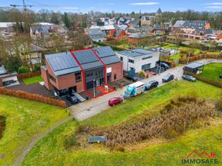 Bauteneirshof 48 BerlareOp een boogscheut van het centrum, in een rustige doodlopende groene straat, wacht deze recente BEN-woning (2023) op haar...