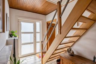 Instapklare gelijkvloerse woning met 4 slaapkamers, zonnige tuin en gunstig EPCDeze verzorgde en energiezuinige gelijkvloerse woning is centraal,...