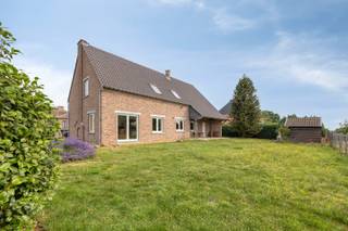In een rustige straat van het landelijke Lauw, deelgemeente van Tongeren-Borgloon, vind je deze prachtige eigendom: een ruime woning met maar liefst 275m² bewoonbare oppervlakte op een groot perceel van 21a22ca.<br />Het achterste deel van de tuin is afgesloten als weide met aparte toegang rechts van de woning.<br /><br />INDELING: <br />x open inkomhal met trap naar de verdieping en toegang naar de kelder; <br />x apart gastentoilet; <br />x rechts van de hal een ruime kamer van 4 x 3m80, momenteel ingericht als slaapkamer, maar uitermate geschikt als bureelruimte of gezellig salon; <br />x mooie woonkamer met grote ramen naar de tuin; <br />x ruime ingerichte keuken; <br />x naastgelegen wasplaats-berging met toegang tot terras en tuin; <br />x gelijkvloerse badkamer met ligbad, lavabomeubel en bidet;<br />x 2 garages met automatische poort; <br />x achterliggende bergruimte met trap naar de bovenliggende ruimte, dit deel is niet ingericht en biedt verschillende mogelijkheden en kan eenvoudig aansluiten op de nachthal.<br />x de woning heeft deels kelder en deels kruipkelder.<br /><br />Op de verdieping: <br />x open nachthal; <br />x 3 slaapkamers, waarvan één zeer ruime; <br />x badkamer met lavabo, douche en toilet. <br />De volledige verdieping is afgewerkt met een mooie mozaïekparketvloer.<br /><br />INTERESSE? Maak dan telefonisch een afspraak voor bezichtiging op het nummer 012 23 00 23 of mail uw vragen aan roland@immo-leroi.be.