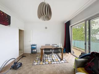 UCCLE : Proche du Parc Brugmann et de toutes commodités, appartement 1 chambre avec terrasse de +/- 50m² situé au 1er étage avec ascenseur. Il...