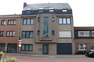 Prachtig, ruim en volledig instapklaar duplex appartement op 2de & 3de verdieping (GEEN LIFT AANWEZIG) bestaande uit: 2eV: een inkomhall, een apart toilet, een ruime woonkamer, een berging, een open ingerichte keuken, een extra berging en een zonneterras; 3eV: een hall, een badkamer met toilet, 2 slaapkamers en een bureau of kleine 3e slaapkamer. Een afgesloten garage voor 1 wagen (uiterst links op de binnenkoer) is mee inbegrepen in de huurprijs! <br /><br />TOPLIGGING in het centrum van Niel aan het pleintje, op wandelafstand van verschillende winkels, scholen en het openbaar vervoer. Dit appartement heeft een zeer goed EPC = Label B. Er werd recent een nieuwe condensatieketel geplaatst. <br /><br />3 maanden huurwaarborg. De gemeenschappelijke kosten bedragen € 50/maand. Het appartement is beschikbaar vanaf 8/1/2027.<br />Heeft u interesse in dit mooie appartement? 📞 Contacteer ons via 03 459 99 99 of info@leximmo.be voor een bezichtiging ter plaatse!