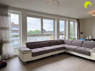 <p><span>Op een zeer centrale locatie in Mortsel vinden we dit instapklare 2slk appartement van 96 m² met een zonnig terras.</span></p><p><span>In de directe omgeving zijn alle vormen van openbaar vervoer te vinden. Ook alle winkels van Mortsel, waaronder een supermarkt, eveneens op wandelafstand. </span></p><p><span>Het appartement maakt onderdeel uit van een recent gebouw uit 2012.</span></p><p><span> </span></p><p><span>De indeling:</span></p><p><span>De lift brengt ons naar de 4e verdieping. </span></p><p><span>Aan de voorzijde hebben we de brede living met aansluitend de open keuken.</span></p><p><span>De leefruimte heeft ramen op de breedste kant.</span></p><p><span> </span></p><p><span>De keuken is uitgerust met ingebouwde oven, ijskast, vaatwasmachine, elektrisch vuur en dampkap.</span></p><p><span> </span></p><p><span>Terug in de hal vindt u een apart toilet, een berging/wasplaats en de badkamer, voorzien van een bad en lavabo.</span></p><p><span> </span></p><p><span>Achteraan zijn er 2 slaapkamers.</span></p><p><span>Via de grote ramen, hebben we toegang tot het zonnige terras van ca 8m² met zonneluifel.</span></p><p><span> </span></p><p><span>In de prijs is er 1 grote kelderbergingen inbegrepen!</span></p><p><span>Het gebouw heeft een collectieve fietsenberging.</span></p><p><span> </span></p><p><span>Alle meters zijn individueel</span></p><p><span>Gunstig EPC!</span></p><p><span> </span></p><p><span>Nuttige informatie</span></p><p><span>Maandelijkse lasten: 100 euro (onderhoud lift, poetsen van de gang, minuterie gemeenschappelijke delen,...)</span></p><p><span>EPC: 101 kWh/(m²jaar)</span></p><p><span>Huurwaarborg: 3 maanden</span></p><p><span>Plaatsbeschrijving: € 225 per partij</span></p><p><span>Beschikbaar: 01/08/2026</span></p><p><span>Oppervlakte volgens meting EPC.</span></p><p><span> </span></p><p><span>Boek nu zelf ONLINE uw afspraak in. Surf naar het betreffende eigendom op onze website <span>www.habicom.be</span></span><span> en klik op de roze knop </span><span>'PLAN EEN BEZOEK'</span><span>. <br />Kies het moment dat u het beste uitkomt, vul de gevraagde contactgegevens in en klik nadien op verzenden om te bevestigen. </span></p><p><span> </span></p><p><span>Meer info? Mail ons via <span>hallo@habicom.be</span></span><span> </span></p><p><span> </span></p>