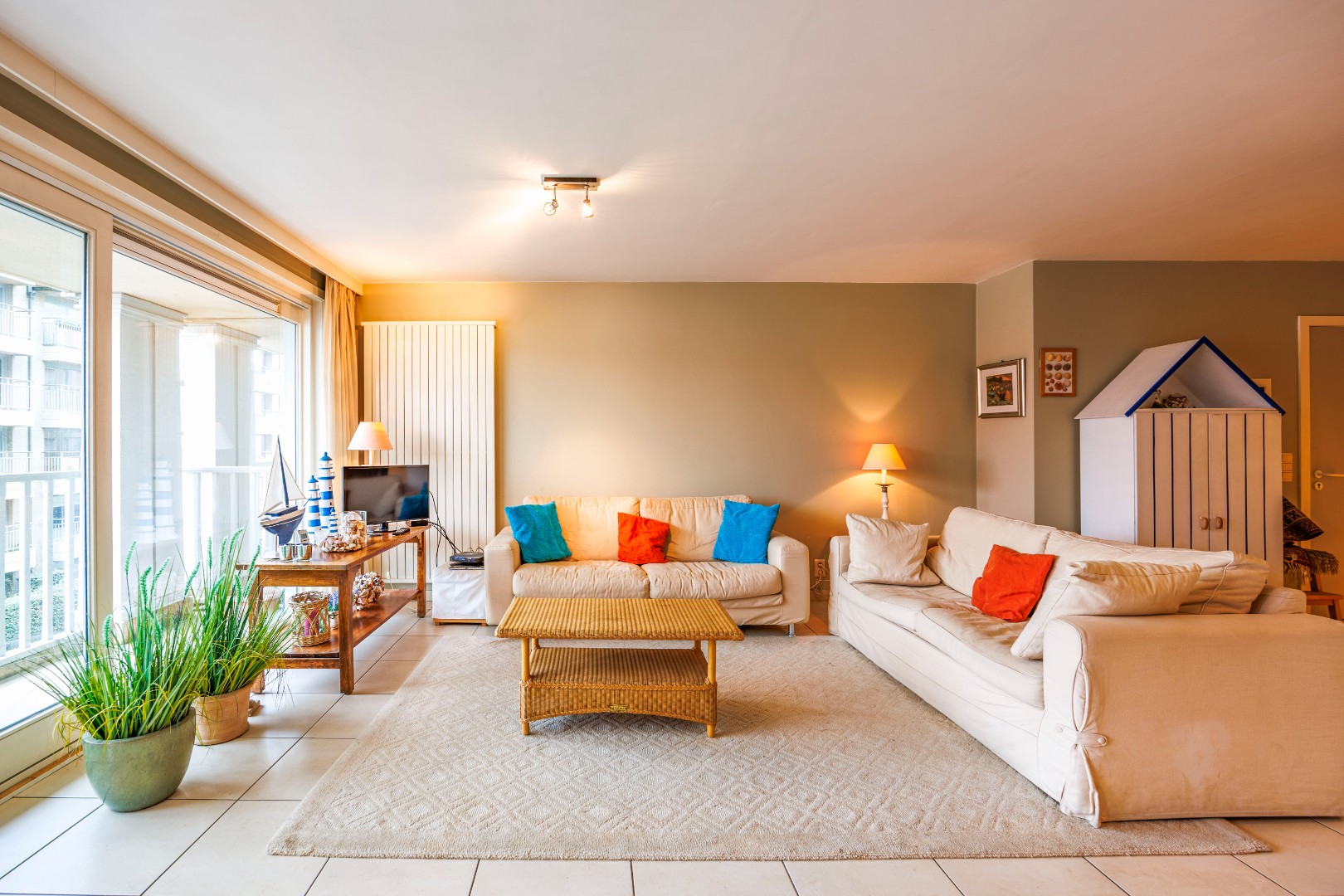 Un appartement lumineux avec vue latérale sur la mer et deux chambres à coucher de taille standard, situé au calme dans une rue adjacente à la digue de mer, à proximité du casino de Knokke-Heist. - photo 5