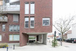 Ruime ondergrondse autostaanplaats te huur in het centrum van Opwijk.Gelegen in een veilige, volledig afgesloten parking met gemakkelijke toegang...