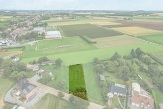 Vrijstaande bouwgrond van 8a79ca gelegen in het geliefde Vroenhoven. Deze landelijke deelgemeente van Riemst is gelegen pal tegen de grens met Nederland. Je geniet hier dus niet alleen van mooie verzichten, maar ook van de nabijheid van de bruisende stad Maastricht. Bovendien zijn ook Tongeren, Bilzen en Visé op minder dan 15min gelegen en hoef je voor dagdagelijkse benodigdheden, zoals bushalte, krantenwinkel, frituur..., zelfs niet zo ver te gaan. Kortom een ideale woonomgeving!<br /><br />Het perceel, LOT 2 op het verkavelingsplan, heeft de volgende kenmerken:<br />- Oppervlakte: 879m2<br />- Perceelbreedte: 16,97m<br />- Perceeldiepte: 60,34m<br />- Oriëntatie: NO<br />- Bouwbreedte: 9,36m<br />- Bouwdiepte: 12m + 3m gelijkvloers<br />- Dakvorm vrij te kiezen.<br /><br />Graag meer informatie of een bezoek? Aarzel niet om ons te contacteren.