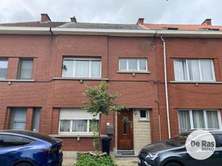 AALST - Deze charmante stadswoning bevindt zich op wandelafstand van het centrum van Aalst en combineert een warme sfeer met een verrassend ruime indeling. <br /><br />Op het gelijkvloers verwelkomt de inkomhal je met een apart gastentoilet, waarna je doorloopt naar de gezellige leefruimte met zitplaats, eetgedeelte en een knusse bibliotheekhoek. Aansluitend vind je de keuken, de douchekamer en de zonnige, zuidgerichte stadstuin — een ideale plek om in alle rust te genieten. <br /><br />Op de eerste verdieping bevinden zich twee ruime slaapkamers, een aparte dressing en een tweede badkamer met toilet. Via de vaste trap bereik je de zolderverdieping, een grote open ruimte die nog volledig naar wens kan worden ingericht: extra slaapkamer, bureau, hobbyruimte of master suite. <br />Deze gezinswoning biedt een unieke combinatie van charme, comfort en mogelijkheden, midden in de stad.<br /><br />Benieuwd? Contacteer ons kantoor!