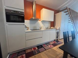 **Duplexappartementje te huur in hartje Leuven!**Op de hoek van de Andreas Vesaliusstraat en de Tiensestraat bevindt zich dit moderne...