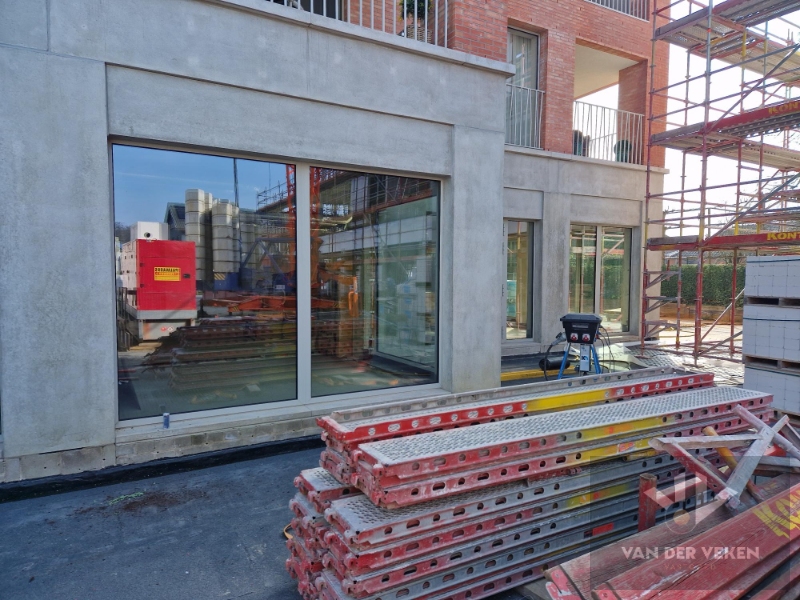 Casco en centraal gelegen nieuwbouw handelsgelijkvloers (160m²) met gezellig terras (130m²) op een TOPlocatie! - foto 2