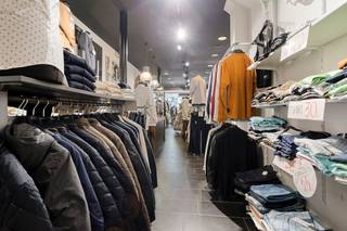 Local commercial à vendre d'environ 90 m² avec un étage supérieur dans l'Ooststraat à Roeselare.<br /><br />Le bâtiment commercial est situé dans la principale rue commerçante de Roulers, près de la gare et de magasins tels que Kruidvat, Zeeman, Bel Chicken,... À quelques pas de la Grote Markt de Roeselare et des restaurants de Stationsplein. <br /><br />Largeur de façade d'environ 5 m.<br /><br />Étage supérieur avec possibilité de rangement.<br /><br />Equipé d'installations sanitaires et d'une kitchenette. <br /><br />La propriété commerciale est immédiatement disponible. La reprise du magasin de vêtements rentable est également négociable. <br /><br />Ce bâtiment peut être soumis à l'obligation de rénovation imposée par le gouvernement flamand pour les bâtiments non résidentiels. Pour plus d'informations, consultez le site web de l'Agence flamande de l'énergie et du climat à l'adresse https://www.energiesparen.be/nr/renovatieverplichting.<br /><br />Vous recherchez un bien commercial composé d'un bien commercial à vendre à Roeselare ? N'hésitez pas à nous contacter au 051 21 22 23.<br /><br />Registre des mesures: non