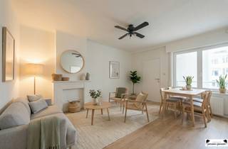 Op de zeedijk in Residentie Aurore in Oostende, op wandelafstand van het centrum en het openbaar vervoer, bevindt zich dit ruime appartement met...