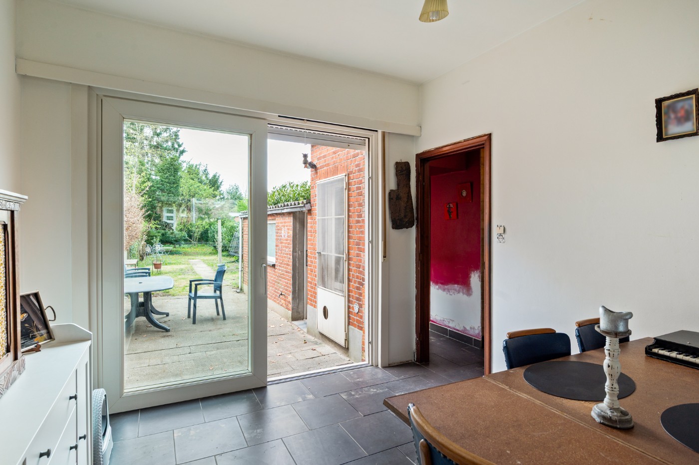 Op te frissen, grote woning met 3 à 4 slpk. en tof west-tuintje - foto 4