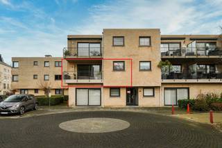 Bent u op zoek naar een kwalitatief huurpand in een rustige omgeving? Dit verzorgde appartement aan de Leo Verbeecklaan in Burcht biedt de ideale combinatie van comfort en een centrale ligging. Dankzij de nabijheid van de E17 en diverse invalswegen is debereikbaarheid uitstekend, terwijl u toch geniet van de rust in een residentiële wijk. Wie wenst te huren in Burcht, vindt hier een instapklaar, lichtrijk appartement met twee terrassen en een eigen autostaanplaats. Er is tevens toegang tot een gemeenschappelijke tuin en een veilige fietsenstalling.Indeling:-Inkomhal met apart gastentoilet-Lichtrijke woonkamer met direct zicht op het zonneterras-Volledig ingerichte keuken voorzien van keramische kookplaat, dampkap, oven,microgolfoven, vaatwasser en koelkast-Berging-Ingerichte badkamer met dubbele lavabo en douche met scherm in het ligbad-Twee ruime slaapkamers voorzien van elektrische rolluiken en praktische inbouwkasten-Ingerichte dressing-Twee terrassen om op elk moment van de dag van de buitenlucht te genieten-Privé autostaanplaats in een afgesloten garage-Gemeenschappelijke fietsenstallingEen bezoek aanvragen kan eenvoudig via onze website: dewaele.com. Bij het pand ziet u een rode knop "bezoek aanvragen". Daar vult u de gevraagde info in. Vervolgens nemen wij contact met u op.