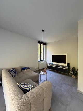 <p>Instapklaar duplexappartement met 3 slaapkamers en ruim terras in Kapellen.<br />Gelegen op wandelafstand van het centrum en het station van Heide.<br />Het appartement werd volledig gerenoveerd in 2017 en volledig geschilderd in 2024. Het heeft een bewoonbare oppervlakte van 137 vierkante meter en een groot terras van 25 vierkante meter met zicht op het groen.</p><p>De indeling is als volgt: op de 1ste verdieping zijn gelegen een ruime inkomhal met gastentoilet, een ruime living en eetkamer met zeer veel lichtinval, een open en volledig ingerichte Vasco keuken met Quooker kraan, een wasplaats/berging en een 1ste slaapkamer. Deze is momenteel ingericht als bureau. Het grote schuifraam, dat toegang geeft tot het gezellige terras, is voorzien van een uitschuifbare vliegendeur en elektrisch bediende vouwgordijnen. Op de 2de verdieping bevindt zich de master bedroom, de badkamer met inloopdouche, dubbele lavabo en toilet alsook de 3de slaapkamer. Deze is momenteel ingericht als dressing.<br />Achter het gebouw bevindt zich een carport met tuinberging.<br />Deze parel is dus zeker een bezoekje waard!</p><p>Interesse? Neem gerust contact op voor meer informatie of om een bezoek in te plannen.</p>