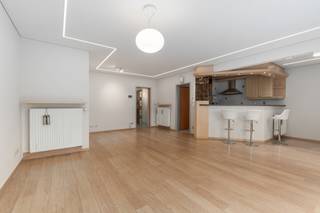 <p>Te koop: verzorgd appartement in Borgerhout, op wandelafstand van het groene Te Boelaarpark en tal van trendy hotspots.<br /><br />Dit appartement biedt een unieke combinatie van rust en stadsleven dankzij de gegeerde ligging nabij park, scholen, openbaar vervoer en invalswegen. Het inpandige terras achteraan vormt een echte verlenging van de leefruimte. Dankzij de glazen wand die volledig geopend kan worden, geniet je hier zowel op zonnige dagen als tijdens de koelere maanden van een aangename buitenbeleving.<br />Bovendien beschikt het over een private garagebox – een absolute troef in deze buurt voor veilige parking en extra bergruimte.<br /><br />Belangrijkste ruimtes:<br />• Woonkamer met aangename lichtinval<br />• Keuken met dubbele spoelbak, vaatwasser, dampkap, koelkast, combi-oven en inductiekookplaat<br />• Twee slaapkamers, beide voorzien van airco en rolluiken<br />• Badkamer met ligbad, wastafel in meubel, aansluiting voor wasmachine en droogkast<br />• Apart toilet met handenwasser<br />• Berging met verwarmingsketel<br />• Terras achteraan<br /><br />Troeven:<br />• Gegeerde locatie nabij Te Boelaarpark en stadsvoorzieningen<br />• Gezellig terras achteraan<br />• Private garagebox met laadpaal, optioneel mee aan te kopen voor €35.000. <br />• Individuele meters<br /><br />Neem vandaag nog contact op met je ERA-makelaar voor een bezoek. JOUW DROOMAPPARTEMENT. ZO GEVONDEN!</p>