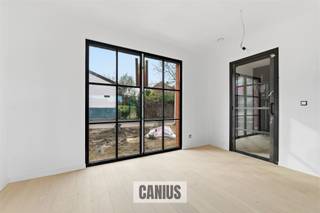 <p><span>Nouveau projet de construction Guldenbodem à Tongres : un joyau rural !</span></p><p><span> </span></p><p><span>Vous êtes à la recherche d'une maison idyllique dans un cadre charmant ? Dans ce cas, nous vous souhaitons la bienvenue dans notre nouveau projet de construction à Borgloon, un endroit magnifique, proche du centre ville, mais aussi de toutes les commodités et voies d'accès.</span></p><p><span> </span></p><p><span>Le projet se compose de 12 unités (2 constructions ouvertes et 10 constructions semi-ouvertes). Ces maisons uniques combinent la chaleur d'un style campagnard avec des technologies de pointe.</span></p><p><span> </span></p><p><span>Le promoteur immobilier Thys Housing est connu pour son engagement en faveur d'une construction de haute qualité. Les maisons sont dotées d'une excellente isolation, ce qui se traduit par un environnement de vie économe en énergie et des coûts énergétiques réduits. De plus, l'acier profilé permet d'obtenir une surface nette plus importante sans compromettre la durabilité.</span></p><p><span>Grâce à une planification et une conception minutieuses, nous visons un résultat neutre sur le plan énergétique, ce qui permet d'obtenir une exonération du revenu cadastral pendant cinq ans.</span></p><p><span> </span></p><p><span>Les acheteurs peuvent faire personnaliser leur maison en fonction de leurs propres besoins. Chaque maison est livrée entièrement finie.</span></p><p><span> </span></p><p><span>La propriété 7 est un bâtiment jumelé situé sur un terrain de 3a 50ca et a une surface brute de 168,30 m².</span></p><p><span> </span></p><p><span>Le rez-de-chaussée comprend un hall d'entrée, des toilettes séparées, un espace de vie avec cuisine ouverte et un débarras adjacent.</span></p><p><span> </span></p><p><span>Le premier étage est composé d'un hall de nuit, de 3 chambres, d'un WC et d'une salle de bains.</span></p><p><span> </span></p><p><span>Un escalier fixe mène au grenier, qui offre de nombreuses possibilités.</span></p><p><span> </span></p><p><span>En outre, nous trouvons un jardin de faible entretien avec une terrasse, un carport et un vide sanitaire. </span></p><p><span> </span></p><p><span>Plus d'informations sur ce projet ? </span></p><p><span>Contactez notre bureau 078 78 30 39 – info@canius.be</span></p><p><span> </span></p>