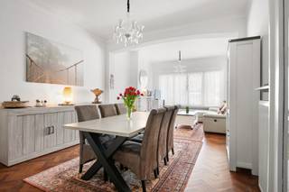 We treffen dit ruim instapklare appartement op de gelijkvloers van een charmant gebouw. Het appartement is centraal gelegen en vlakbij de...